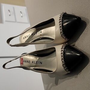 ANNE KLEIN CREME AND BLACK PATENT AKYAVARI HEELS W/ SILVER CHAIN ACCENT SIZE 9.5